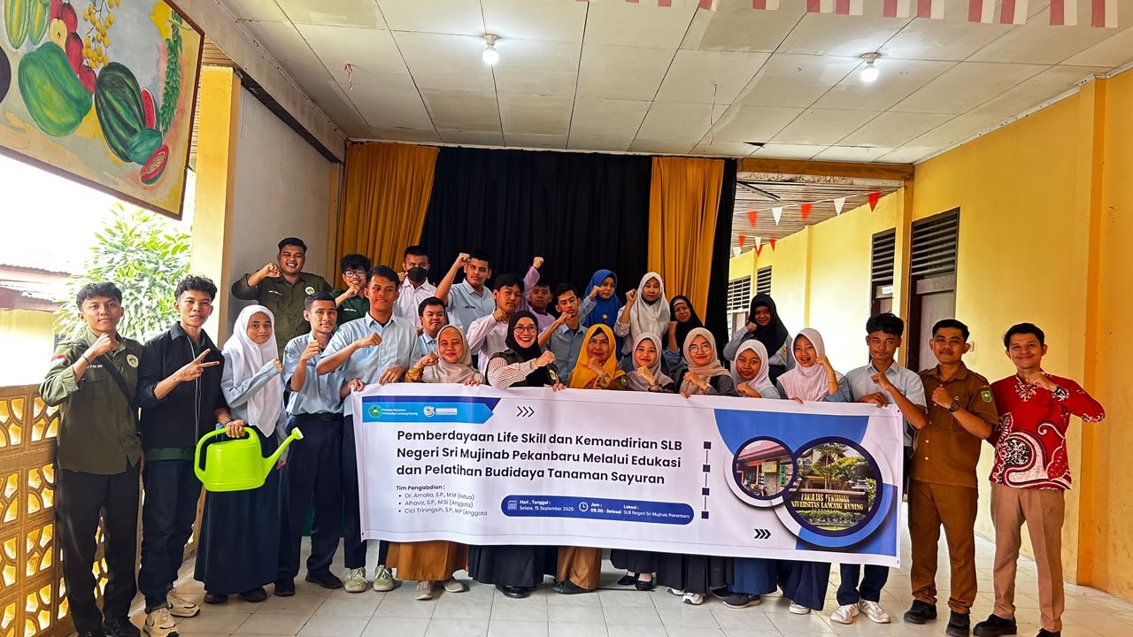 Unilak Berdayakan Siswa SLB Negeri Sri Mujinab Pekanbaru melalui Pelatihan Budidaya Sayuran